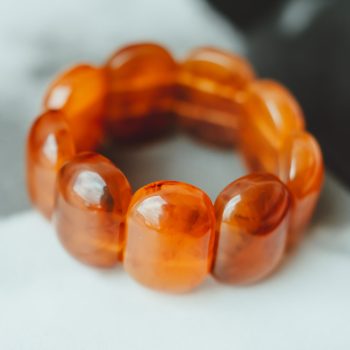 Cognac armband Cognac boudoir met grote glanzende kralen