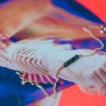 Armband met petrol kraaltjes Petrol & gold bracelet aan een fijn gouden kettinkje