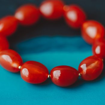 Oranjerode kralenarmband Grenadine bonbon met glanzende ovale kralen