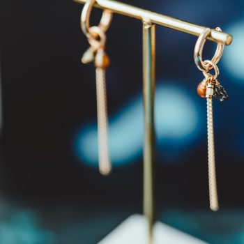 Gouden creolen met zwarte toermalijn en bruine zoetwaterparel, Alba forest earrings