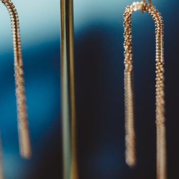 Golden arches, lange kettingoorbellen goud, zijaanzicht