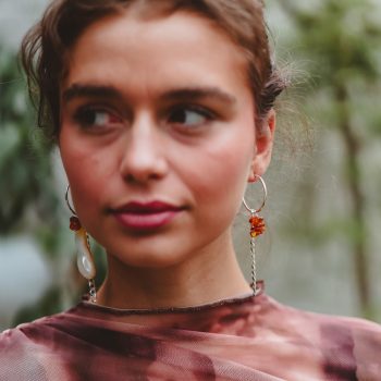 Amber drop gedragen bij een roze gebloemde top