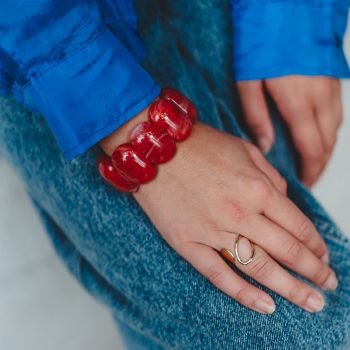 Koraalrode armband Coral boudoir met grote glanzende kralen